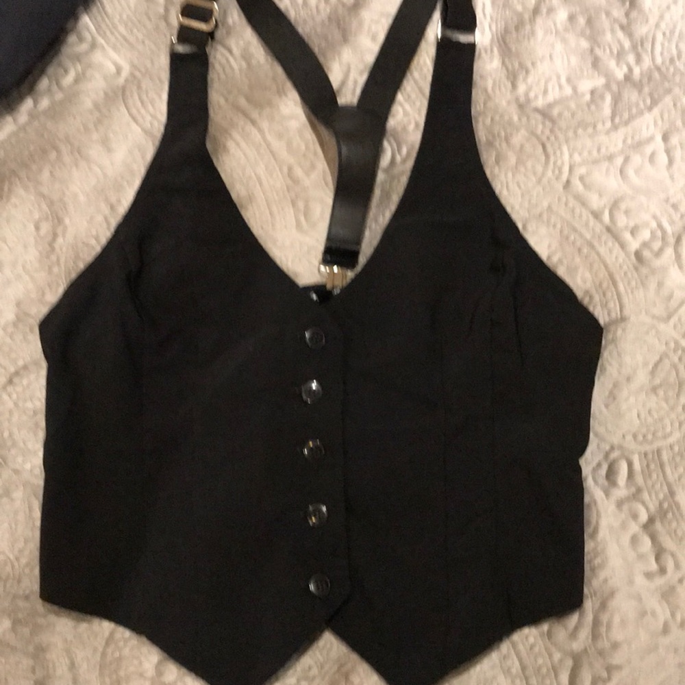 Black cropped vest